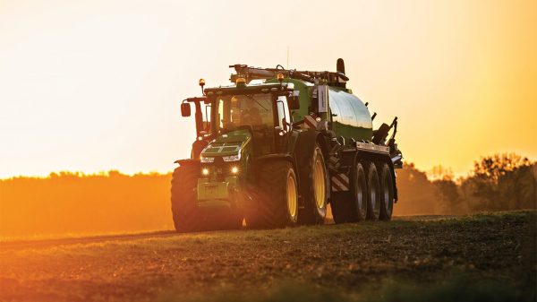 Фото Трактор John Deere 8225R