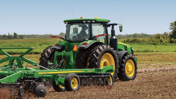 Фото Трактор John Deere 8320R