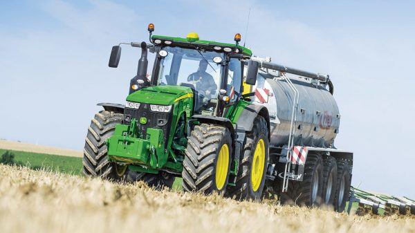 Фото Трактор John Deere 8245R