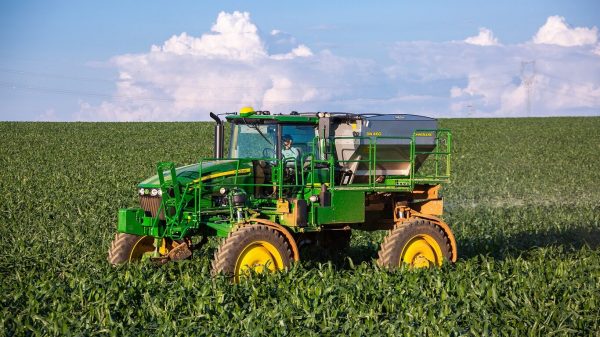 В России появился новый самоходный разбрасыватель удобрений John Deere M4040DN