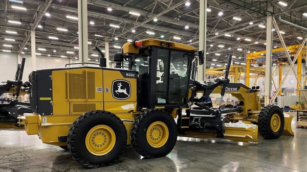 Компания John Deere начала выпуск грейдеров 622G российской сборки