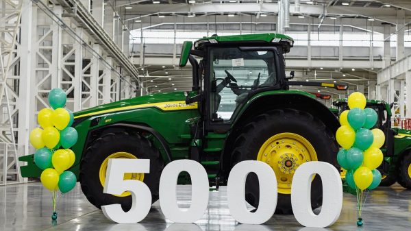 С конвейера завода John Deere в Оренбурге сошла 5000-я единица техники