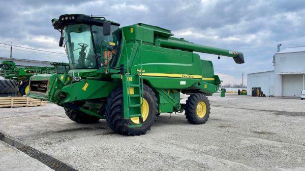 Смотрите какой красавчик с опытом работы — комбайн John Deere W650